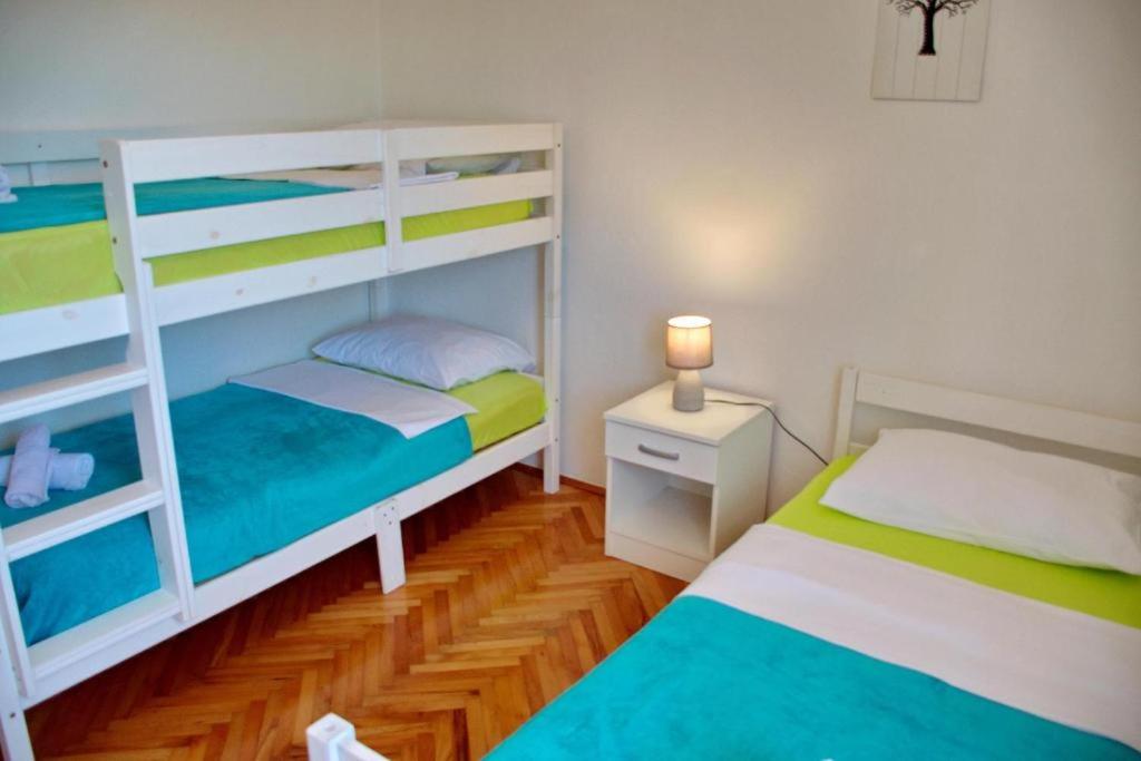 Łóżko lub łóżka w pokoju w obiekcie Two bedroom apartments Elvira