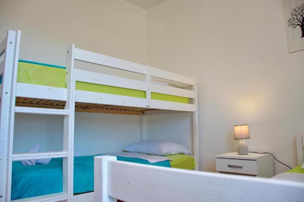 Łóżko lub łóżka w pokoju w obiekcie Two bedroom apartments Elvira