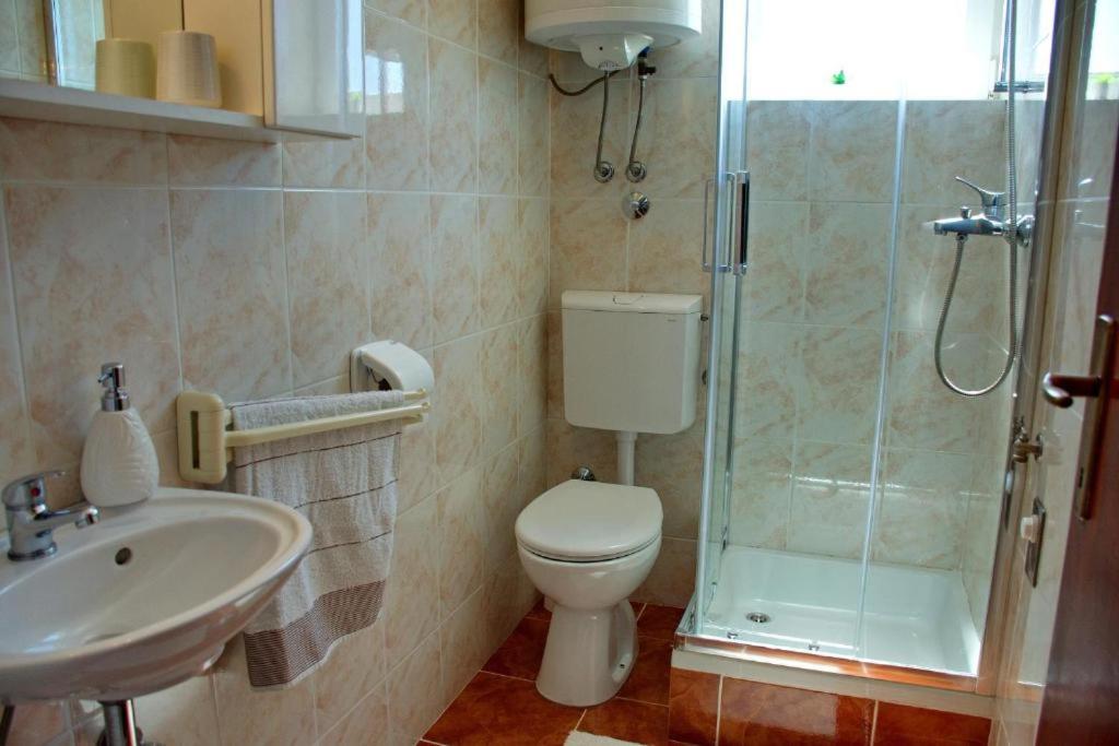 Łazienka w obiekcie Two bedroom apartments Elvira