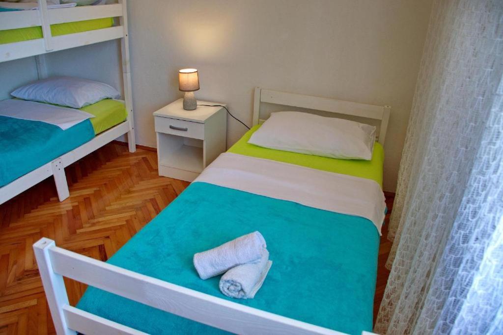 Łóżko lub łóżka w pokoju w obiekcie Two bedroom apartments Elvira