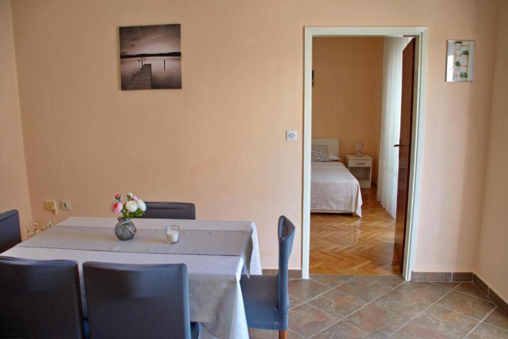 Łóżko lub łóżka w pokoju w obiekcie Two bedroom apartments Elvira