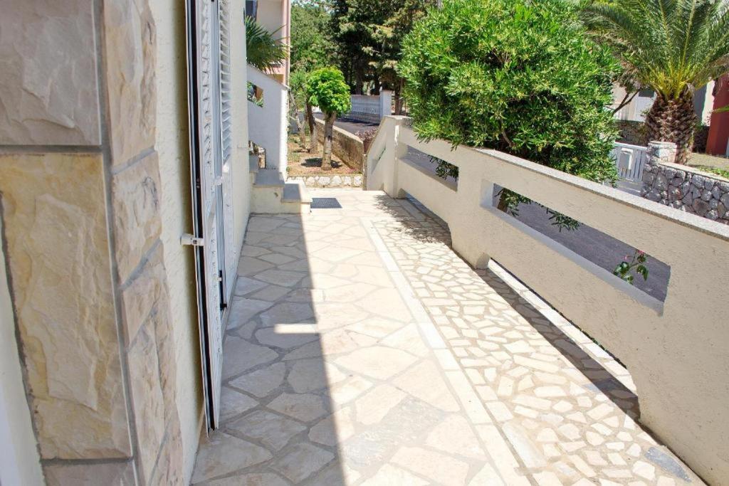 Zdjęcie z galerii obiektu Two bedroom apartments Elvira w Novalji