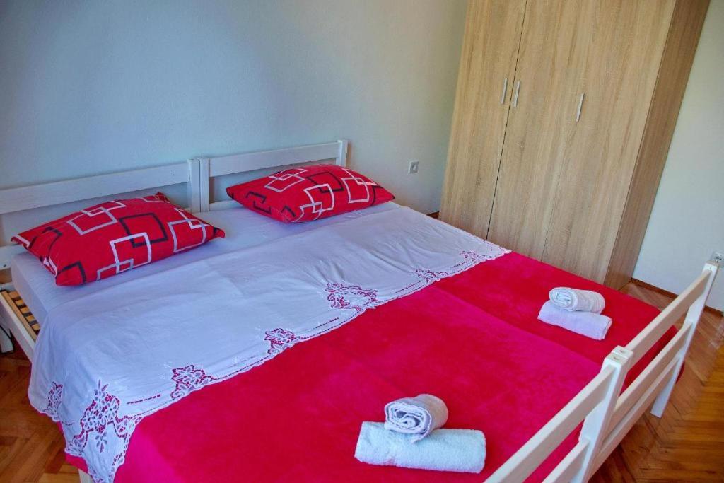 Łóżko lub łóżka w pokoju w obiekcie Two bedroom apartments Elvira