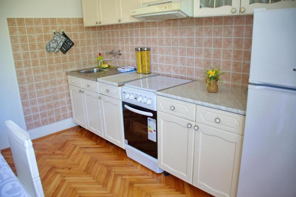 Kuchnia lub aneks kuchenny w obiekcie Two bedroom apartments Elvira