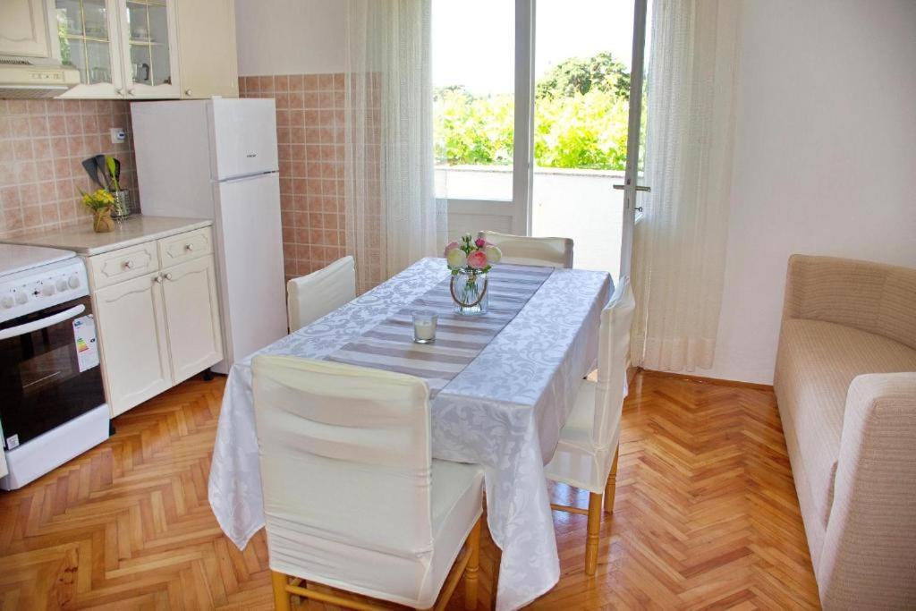 Kuchnia lub aneks kuchenny w obiekcie Two bedroom apartments Elvira