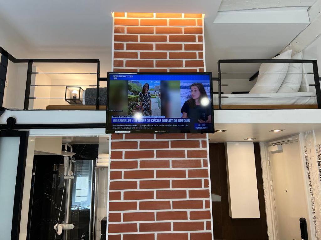 Televízia a/alebo spoločenská miestnosť v ubytovaní Studio Cléry