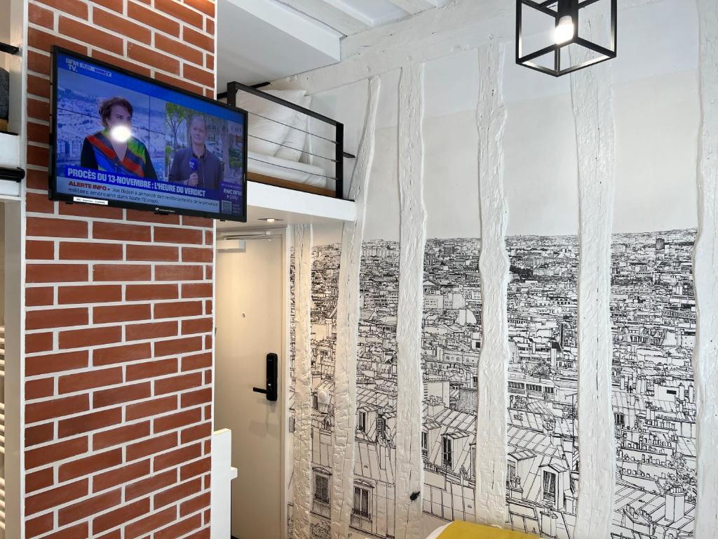 Televízia a/alebo spoločenská miestnosť v ubytovaní Studio Cléry