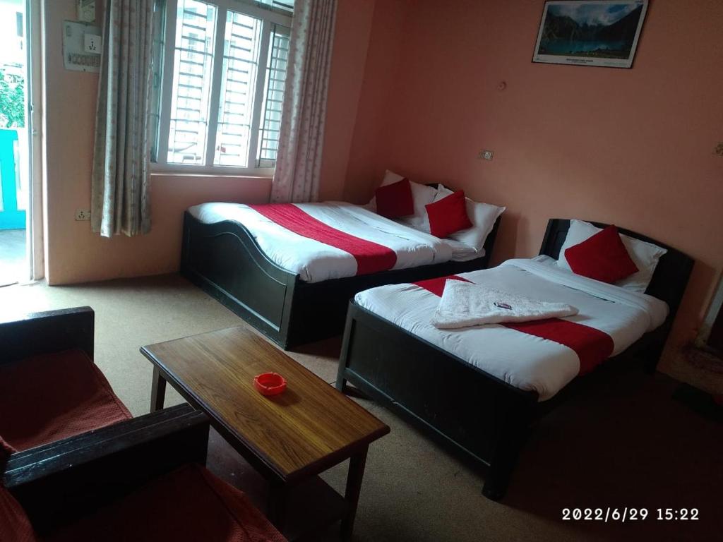 Postel nebo postele na pokoji v ubytování HOTEL ICE VIEW POKHARA