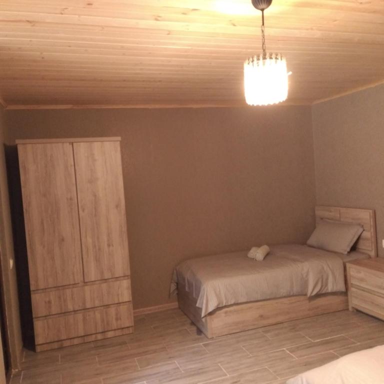 Postel nebo postele na pokoji v ubytování Nikolozi