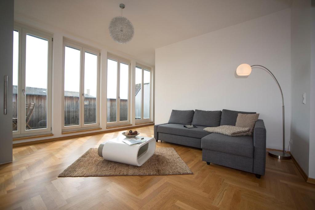 sala de estar con sofá y mesa en Kokon Apartments, en Leipzig