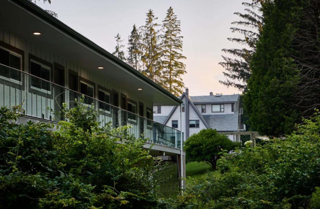 een gebouw met een hek en bomen ervoor bij Callicoon Hills in Callicoon Center