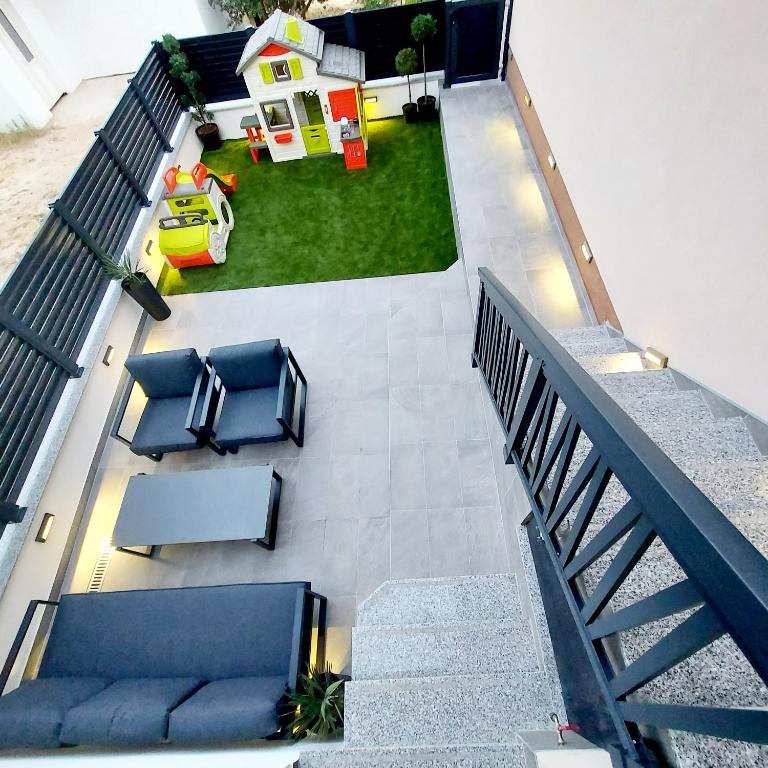 Posedenie v ubytovaní Luxury Garden Penthouse *MK*