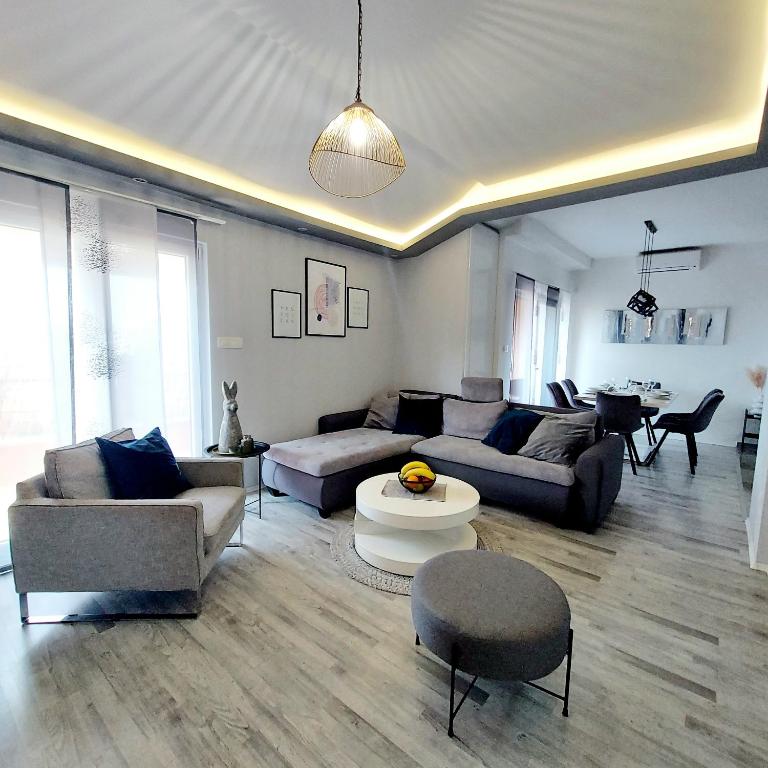 Posedenie v ubytovaní Luxury Garden Penthouse *MK*