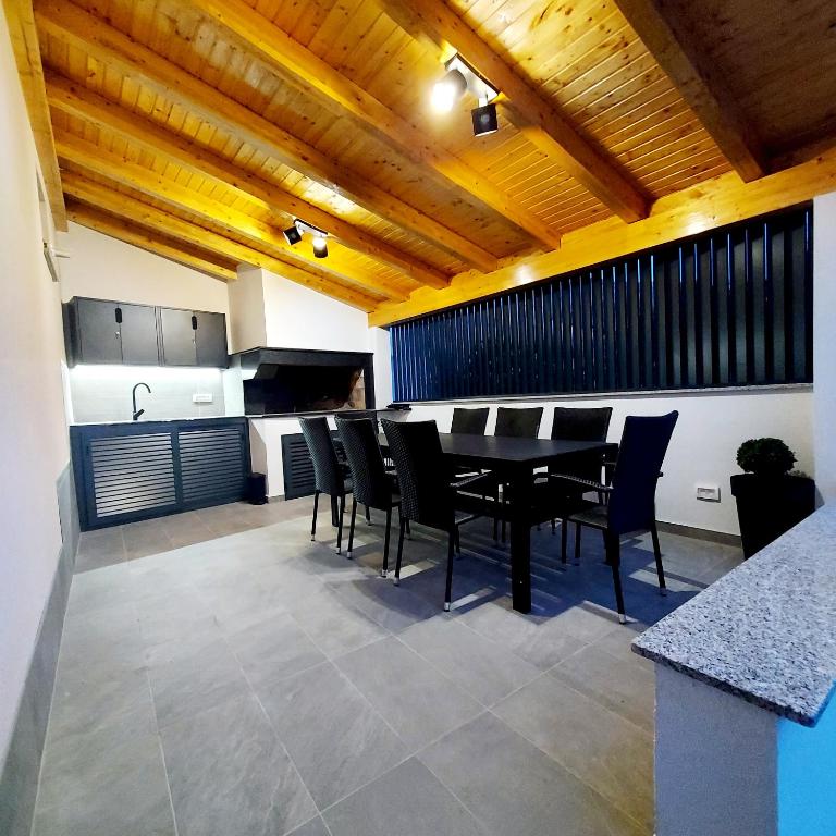 Kuchyňa alebo kuchynka v ubytovaní Luxury Garden Penthouse *MK*
