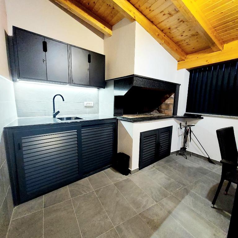 Kuchyňa alebo kuchynka v ubytovaní Luxury Garden Penthouse *MK*