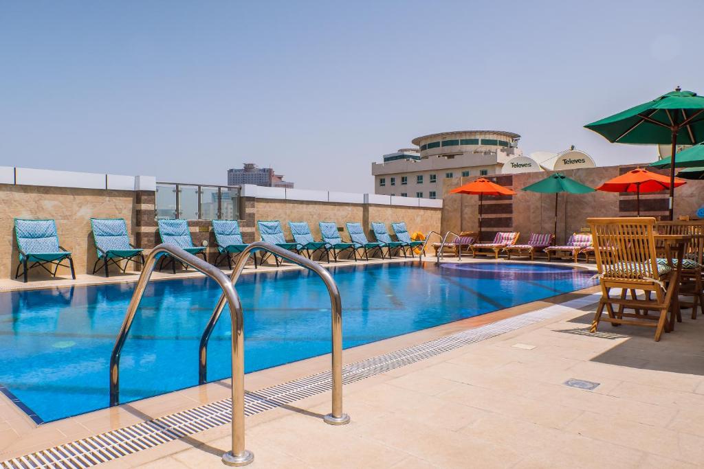 Bazén v ubytování Crystal Plaza Al Majaz Hotel nebo v jeho okolí