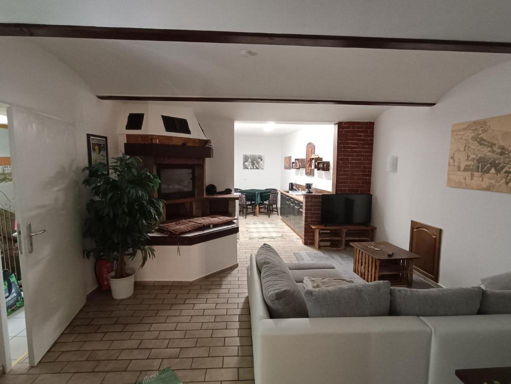 a living room with a white couch and a table at Ferienwohnung Alt Freyburg in Freyburg