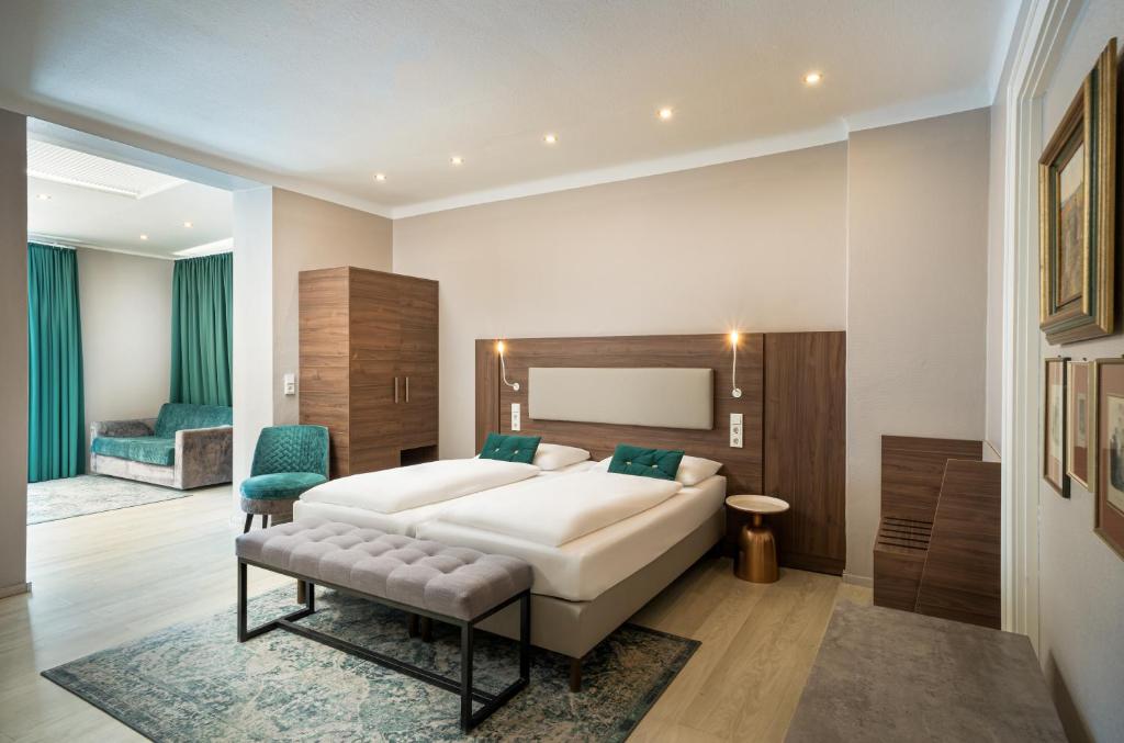 une chambre d'hôtel avec un lit et une chaise dans l'établissement Arthotel ANA Liberty Bremen City, à Brême