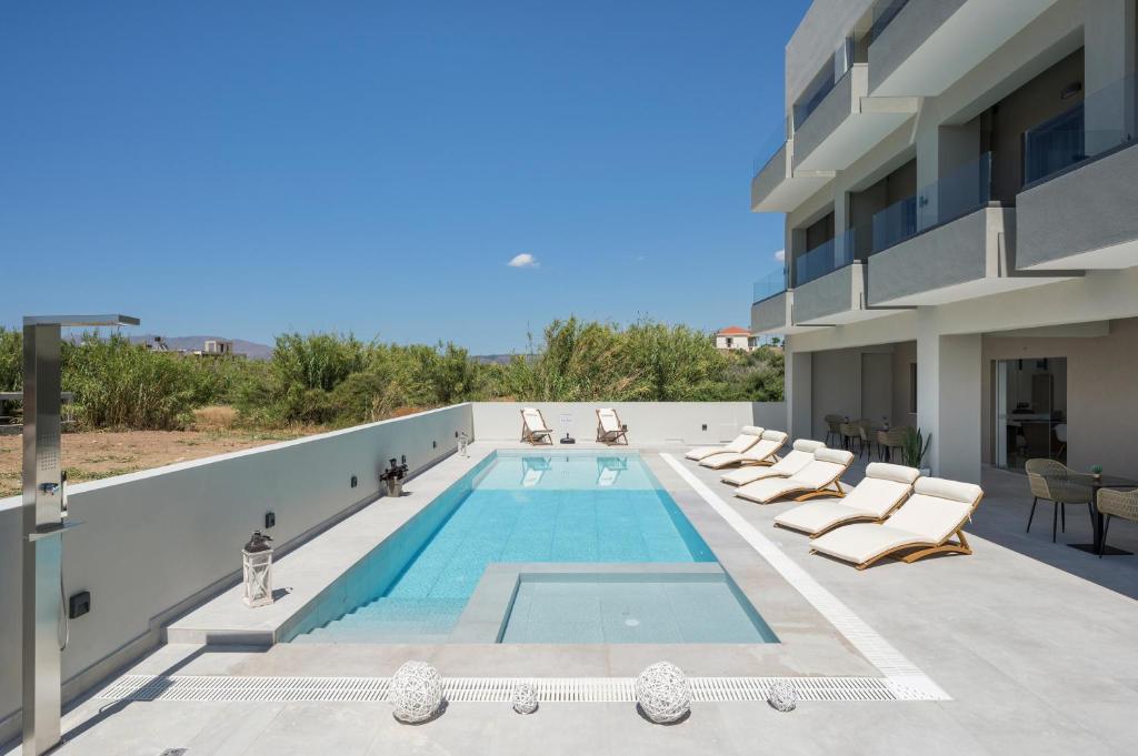 une piscine sur le toit d'un bâtiment dans l'établissement Kallistefan, à Kíssamos