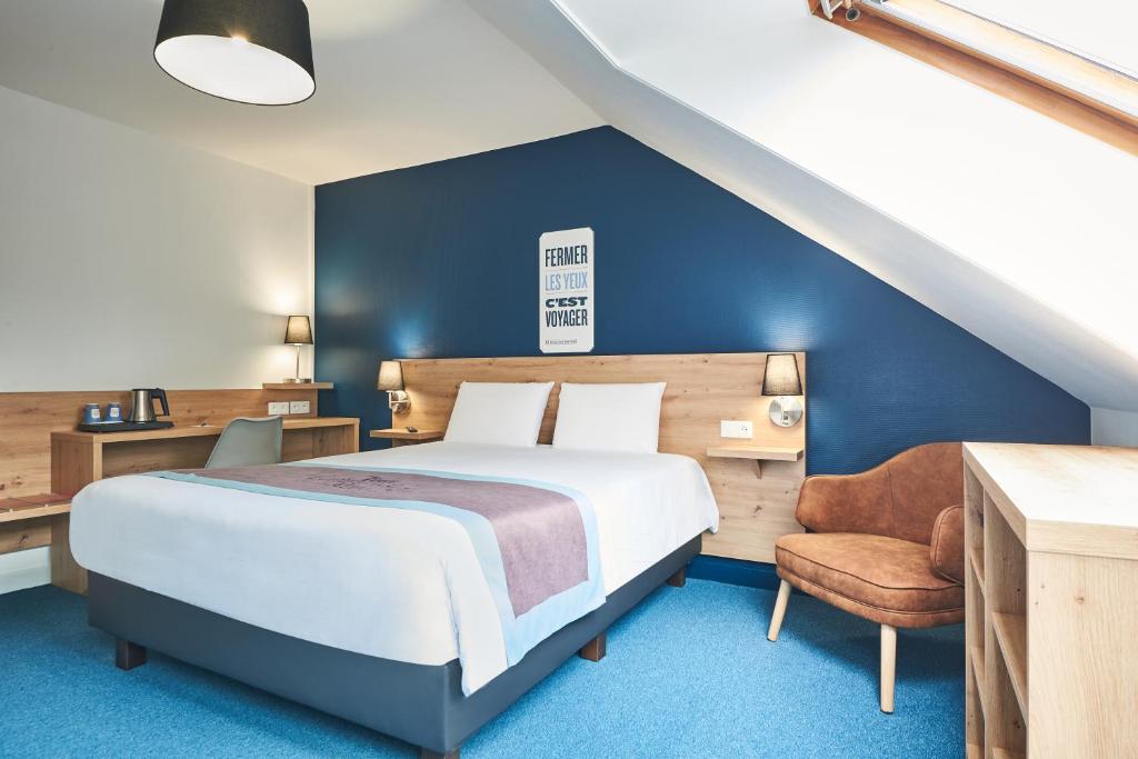 Posteľ alebo postele v izbe v ubytovaní Kyriad Lille - Mons en Baroeul