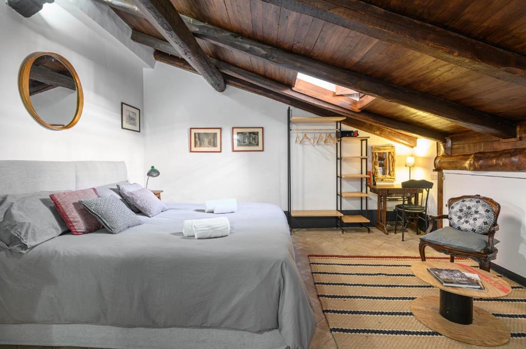 een slaapkamer met een bed, een stoel en een tafel bij Casa Nora in Rome