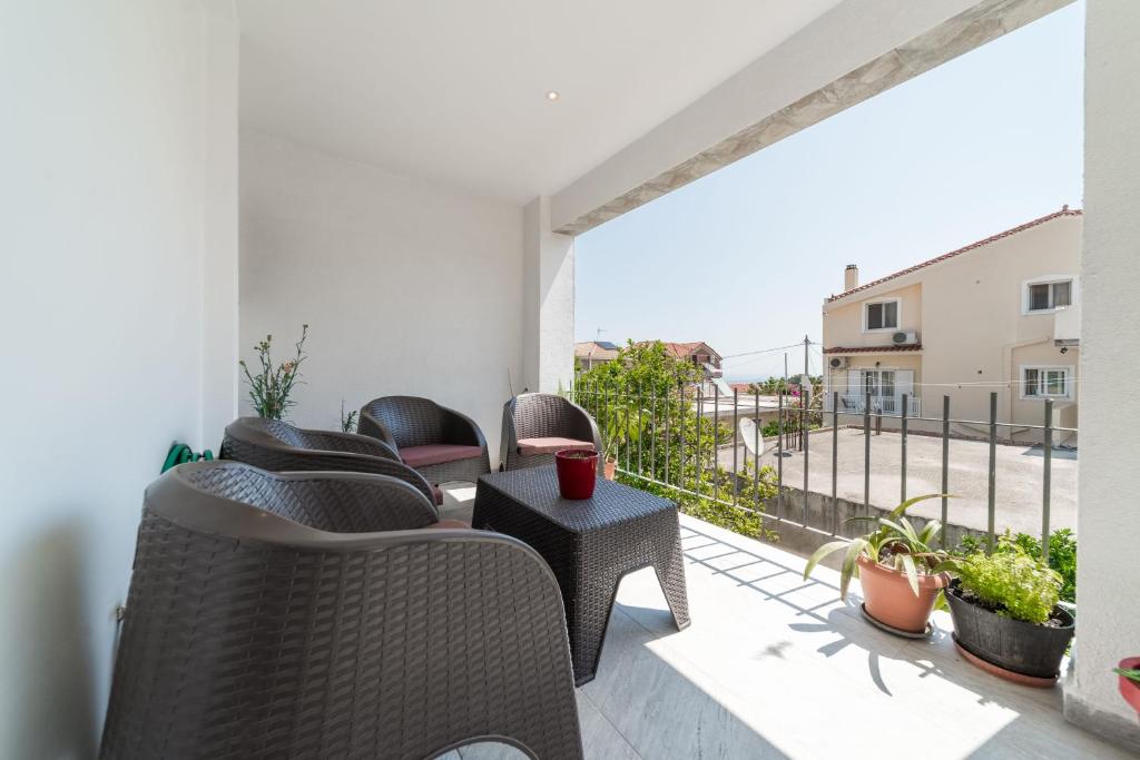 A seating area at Amazing New Apartment in Skala