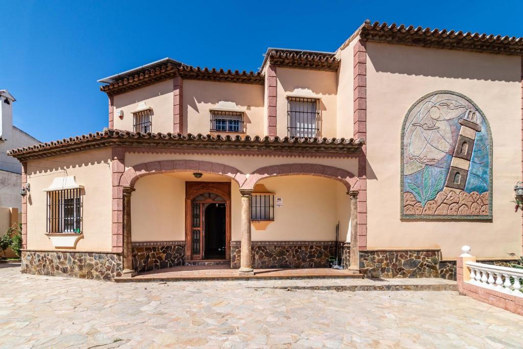 una casa con un mural en el costado en LXR Villa El Torreón 5Hab. en Mijas Costa