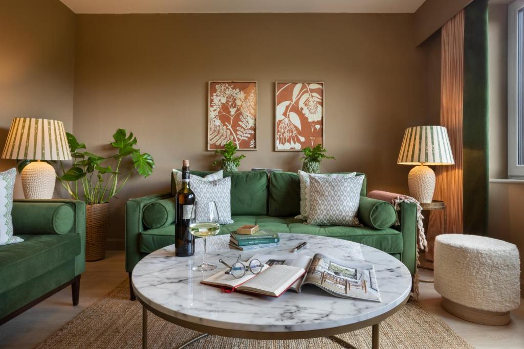 un soggiorno con divano verde e tavolino da caffè di Barakat Lakes Escape, Ambleside ad Ambleside