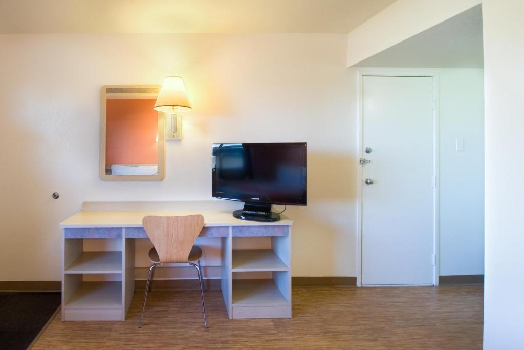 TV a/nebo společenská místnost v ubytování Motel 6-Pendleton, OR