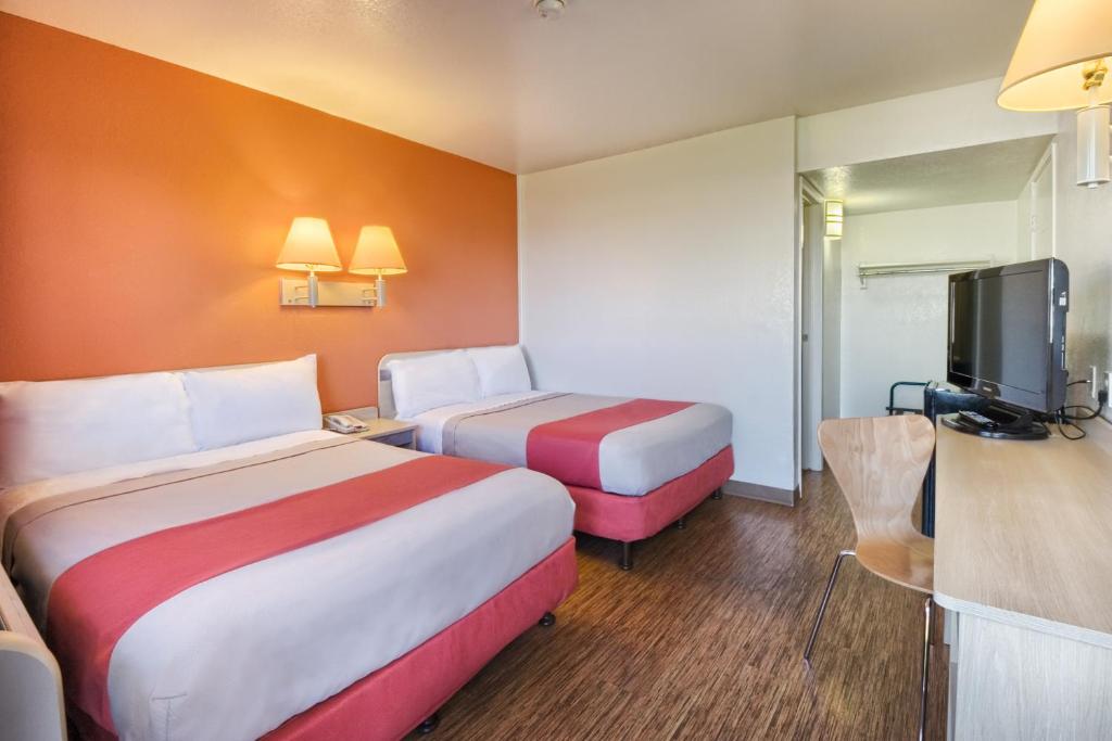 TV a/nebo společenská místnost v ubytování Motel 6-Pendleton, OR