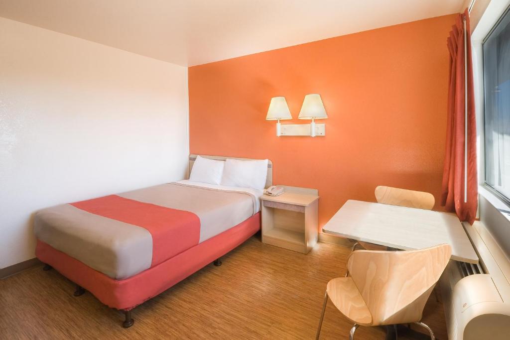 Postel nebo postele na pokoji v ubytování Motel 6-Pendleton, OR