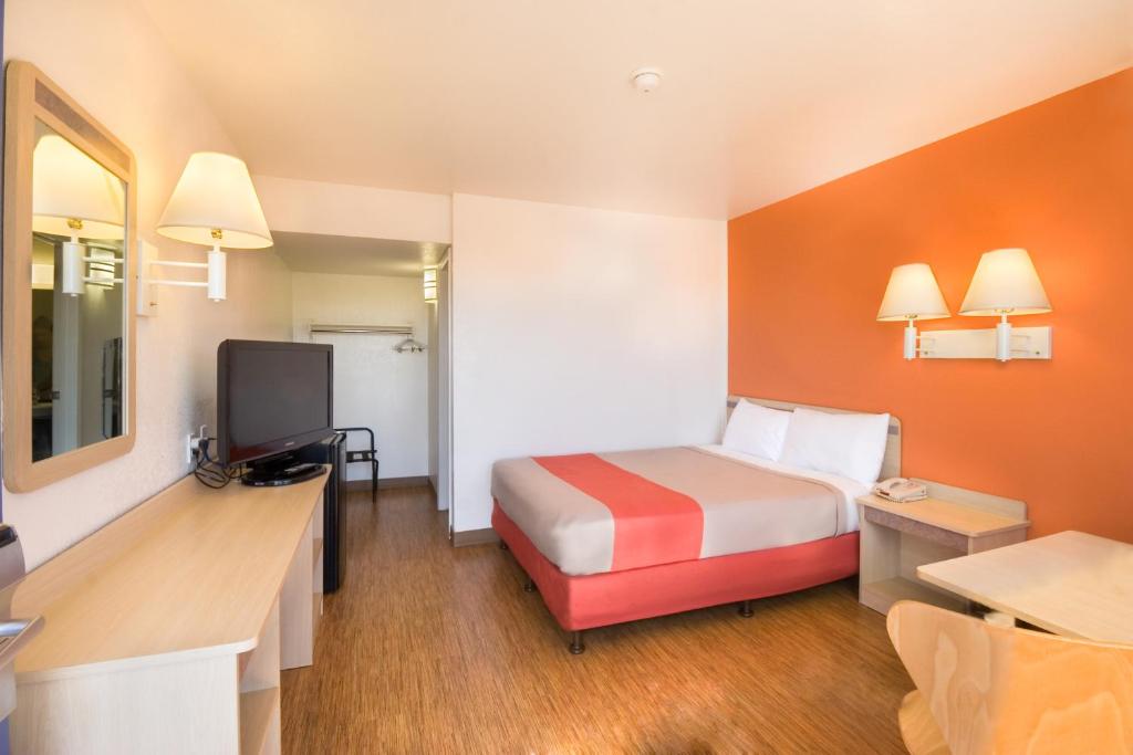 TV a/nebo společenská místnost v ubytování Motel 6-Pendleton, OR