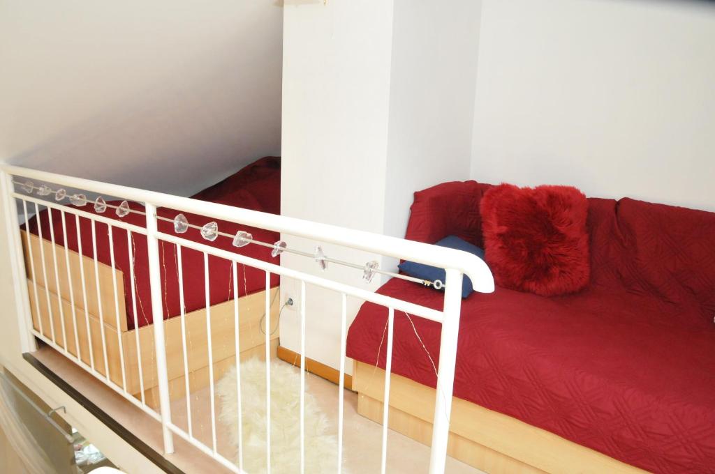 - un salon avec un canapé rouge et une couverture rouge dans l'établissement VILLA GOLF Crystal Drop Apartment, à Rogaška Slatina