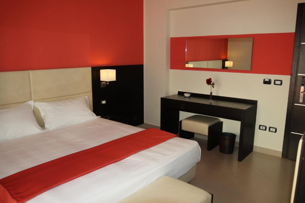 A bed or beds in a room at Rama Palace Hotel