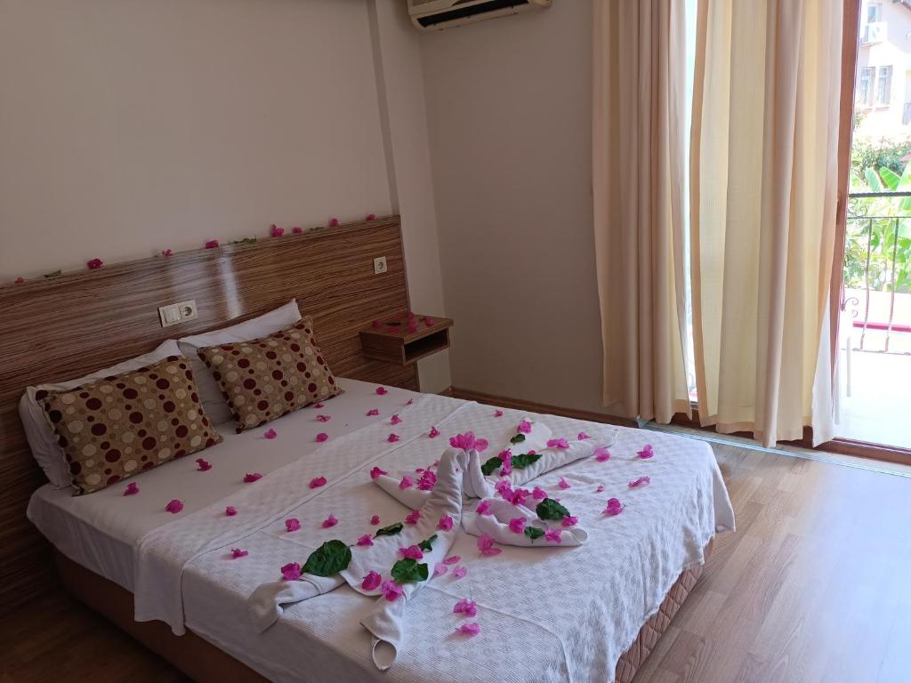 Postel nebo postele na pokoji v ubytování Hotel Barlas Fethiye