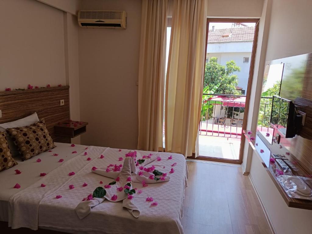 Postel nebo postele na pokoji v ubytování Hotel Barlas Fethiye