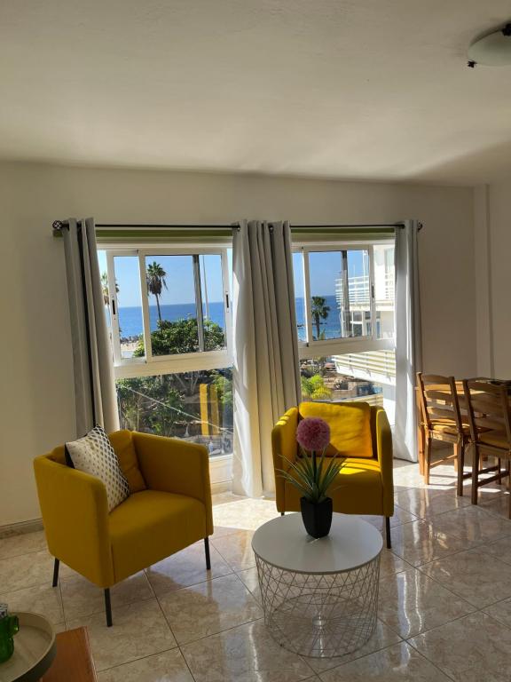 a living room with two chairs and a table at CORNELIA´S HOME TC3 Atico vista maravillosa in Los Cristianos