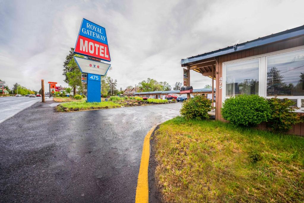 una señal de motel frente a una gasolinera en Royal Gateway Motel by OYO en Bend