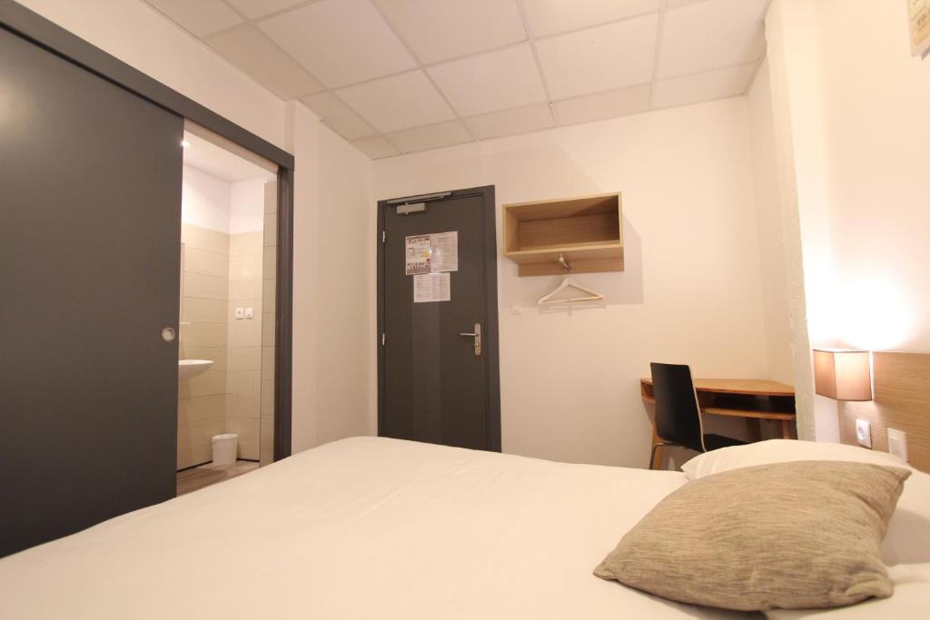 Postel nebo postele na pokoji v ubytování Hôtel Vol de Nuit Purpan