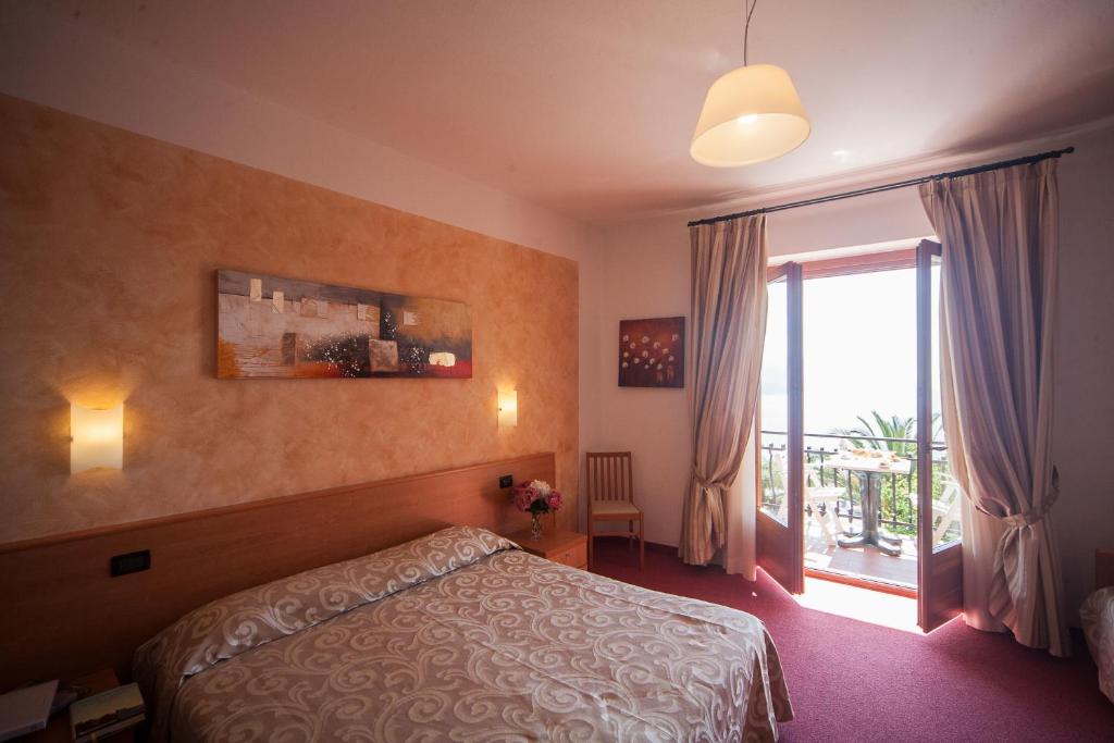 Postel nebo postele na pokoji v ubytování Albergo Suisse Bellevue