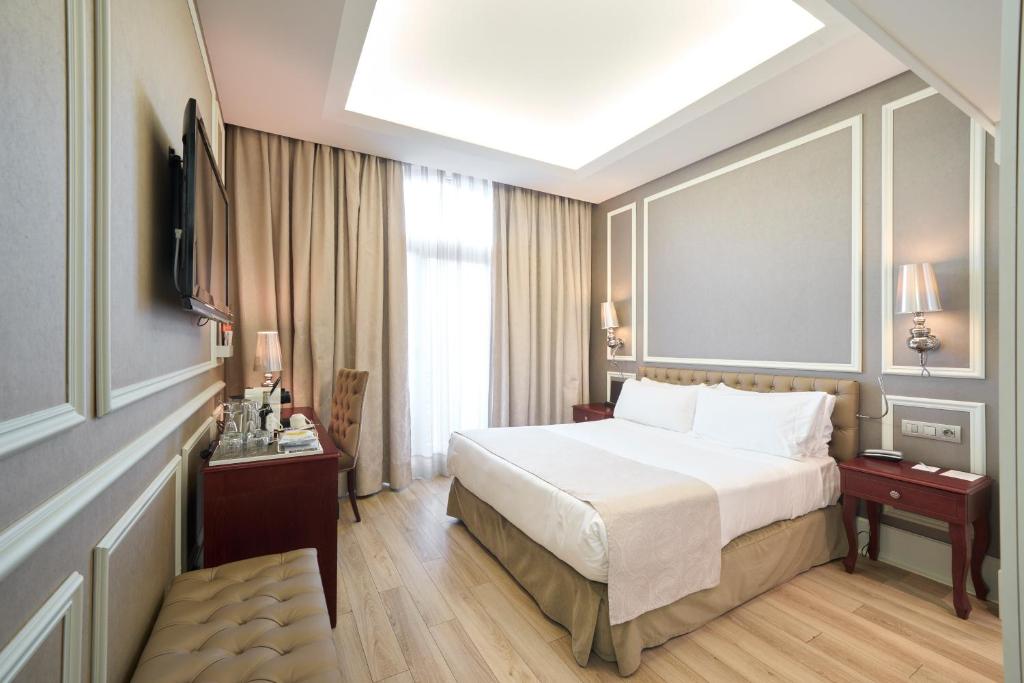 Postel nebo postele na pokoji v ubytování Catalonia Passeig de Gràcia 4* Sup