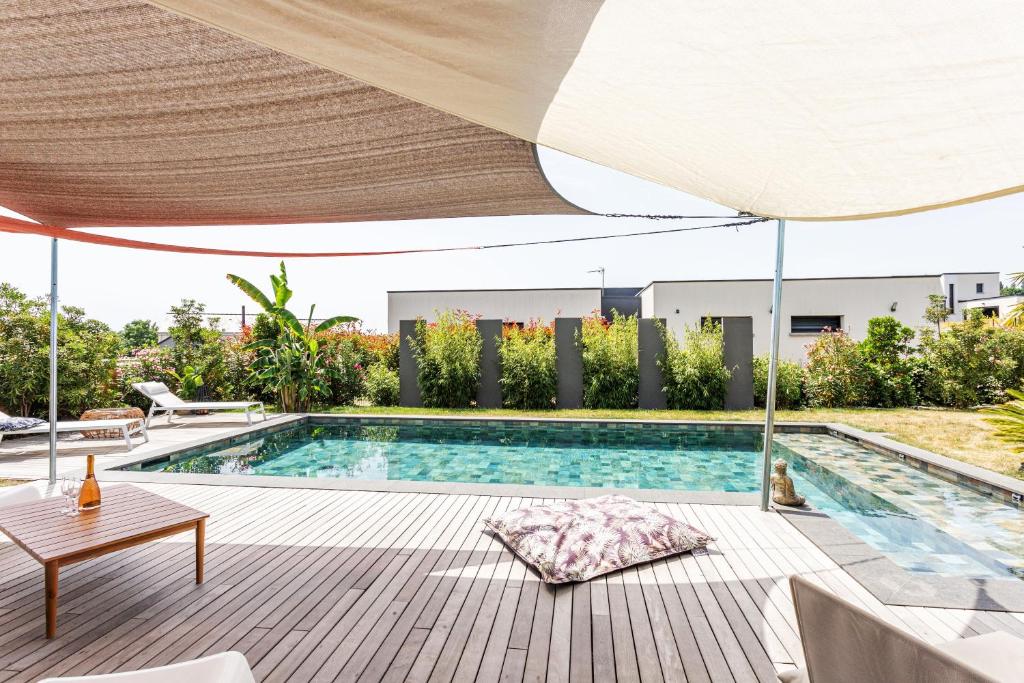 Basen w obiekcie Paradis - Piscine Privée lub w pobliżu