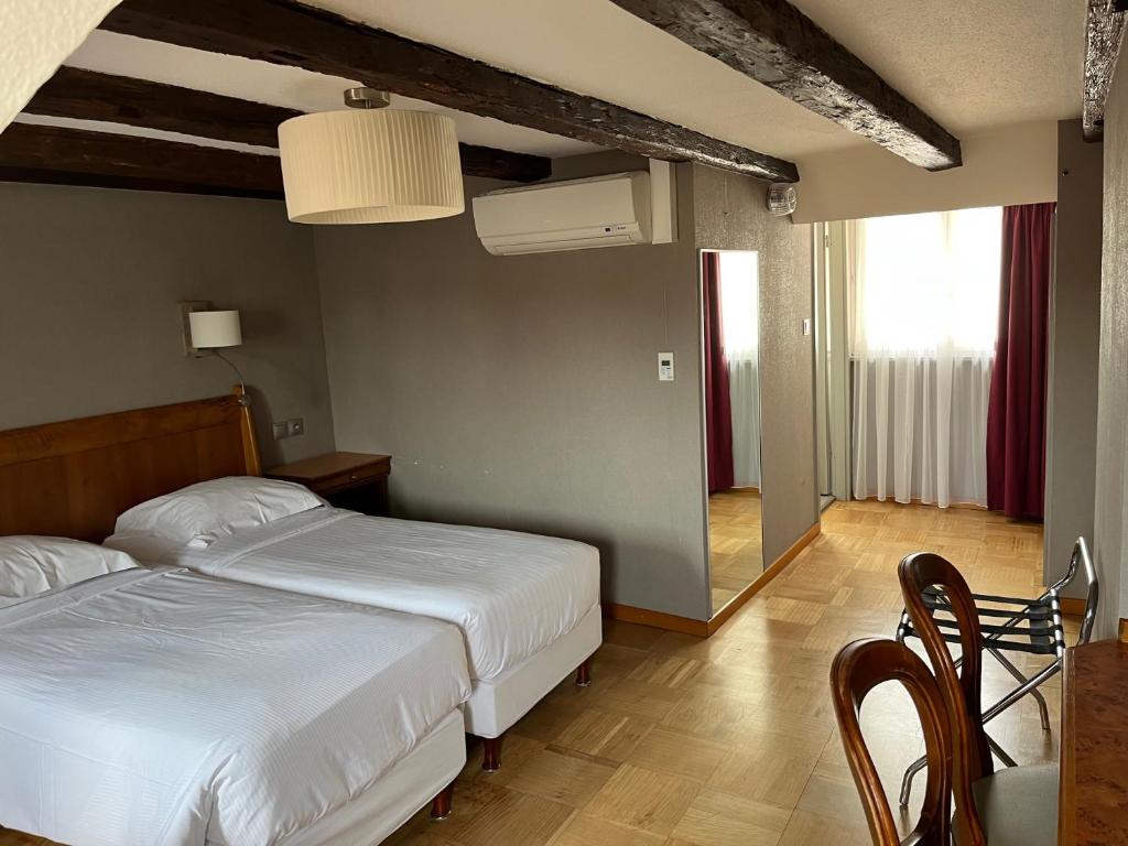 Logis Hôtel Restaurant Au Cerf d'Or - Resim 13