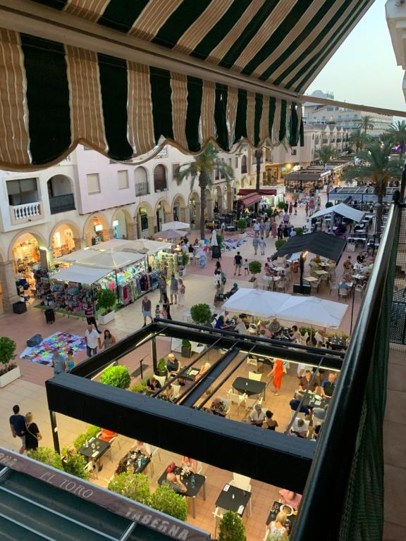 d'un balcon offrant une vue sur un centre commercial. dans l'établissement Vivienda en Costa Narejos, à Los Alcázares