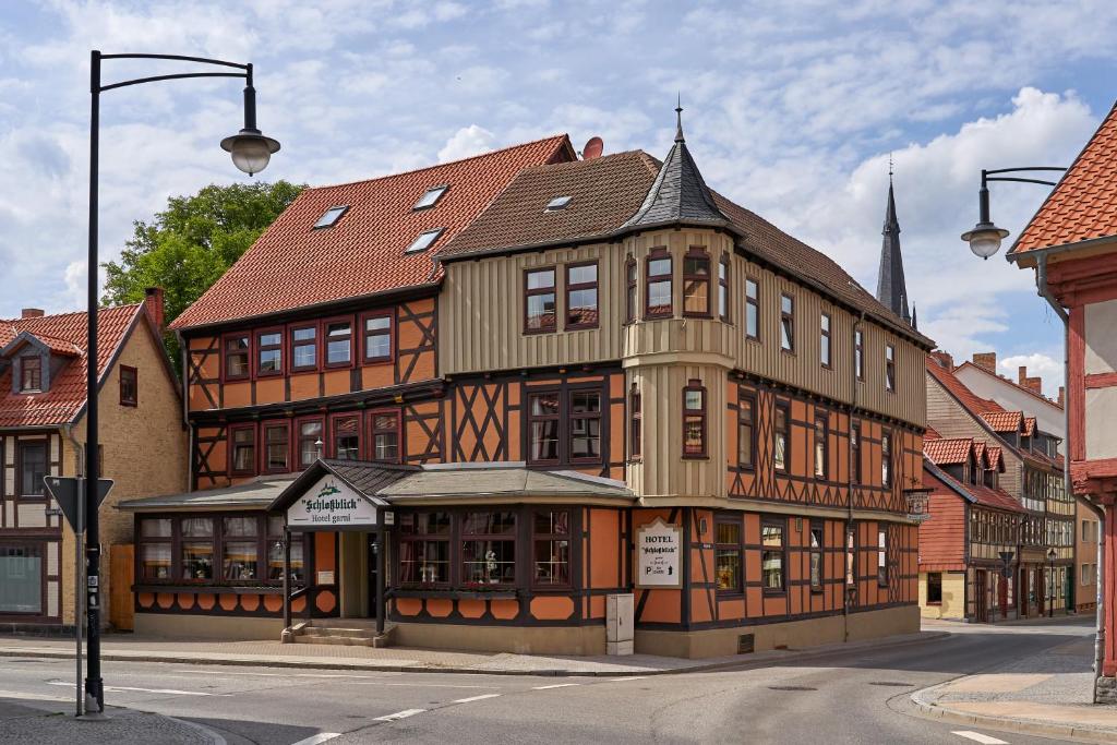 ein altes Gebäude an der Ecke einer Straße in der Unterkunft Hotel Schlossblick in Wernigerode