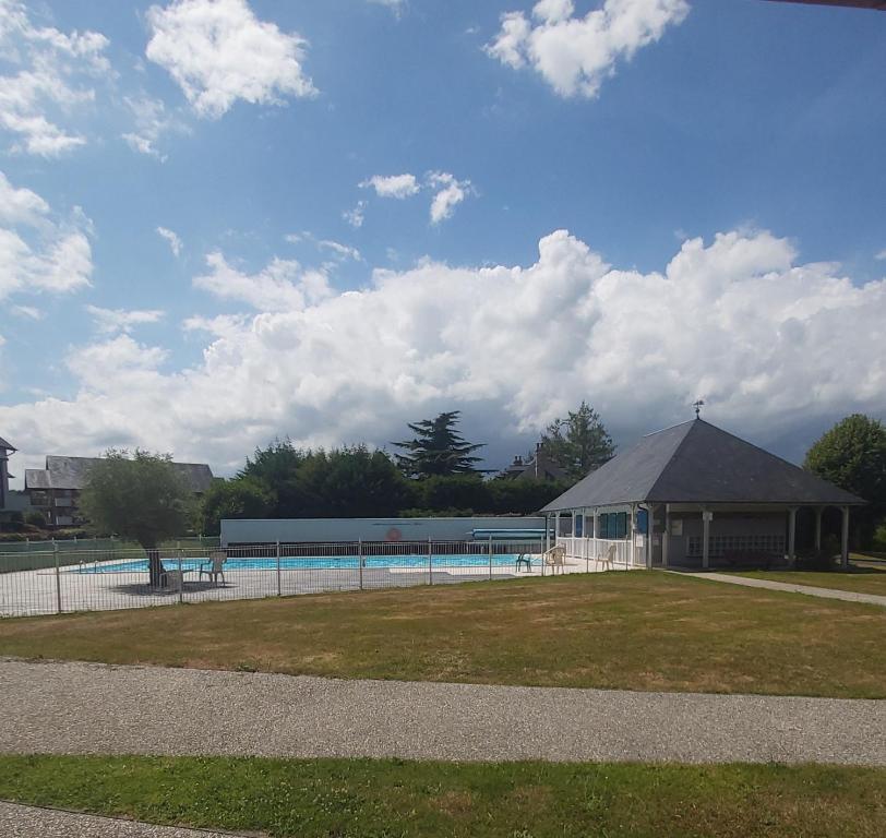 ein Gebäude mit einem Zaun neben einem Pool in der Unterkunft Résidence privée Les Cottages in La Rivière Saint Sauveur