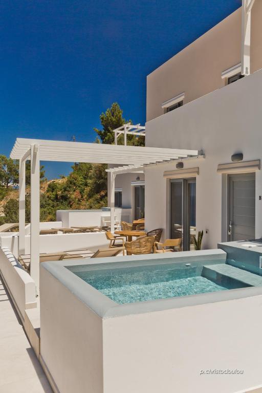 Bazén v ubytování Agnantema luxury suites nebo v jeho okolí
