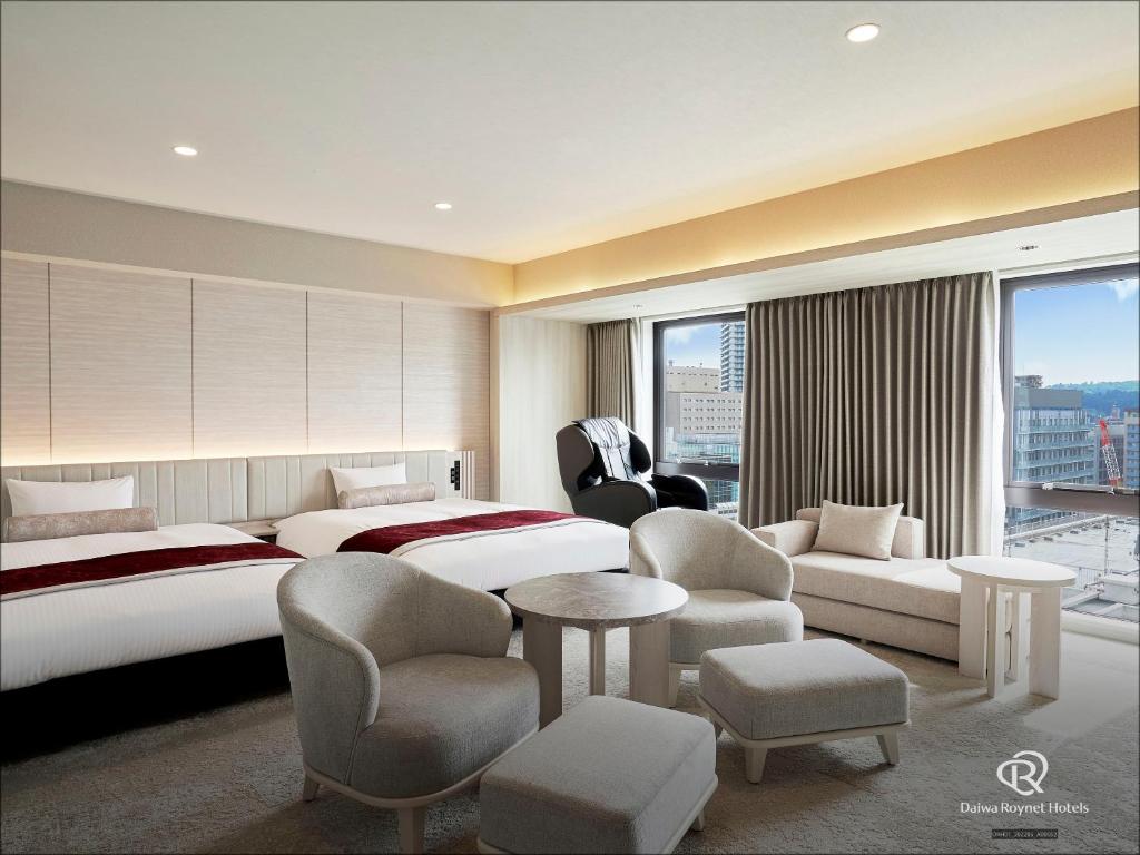 Habitación de hotel con 2 camas, mesa y sillas en Daiwa Roynet Hotel Sendai Nishiguchi PREMIER en Sendai