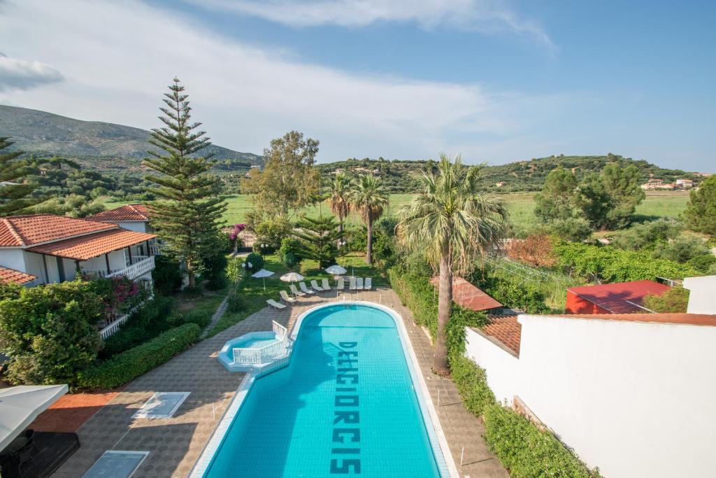 een uitzicht over een zwembad in een villa bij Markella Holiday Resort in Marathias