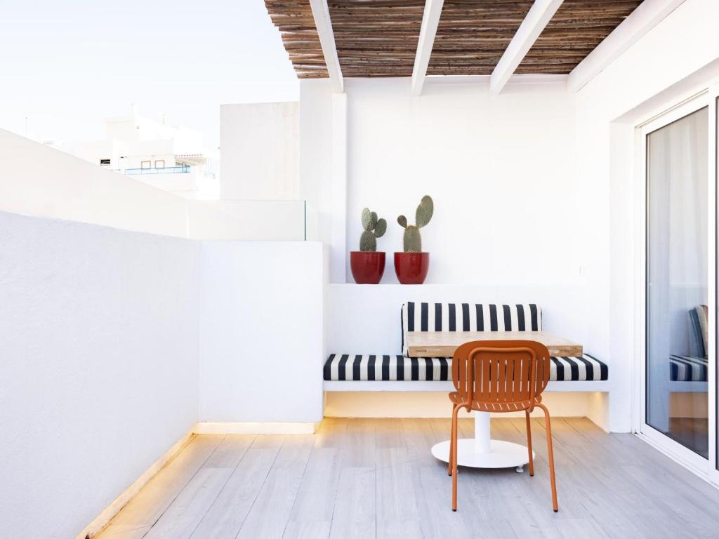 a living room with a bench and a chair at PillowAbroad - Médano B in El Médano